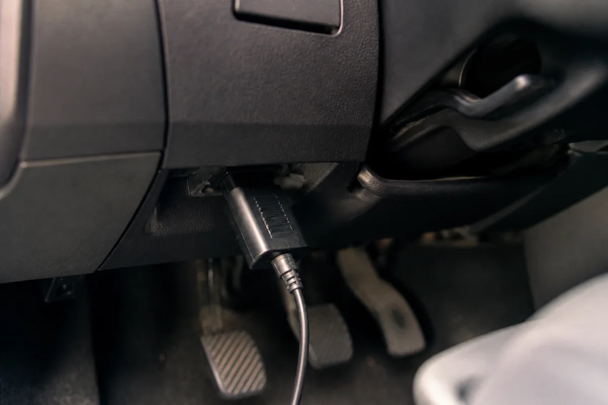 Prise de diagnostic OBD sous le volant avec un boîtier de lecture branché